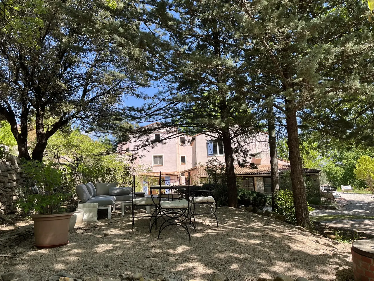 Coin ombragé sous les pins