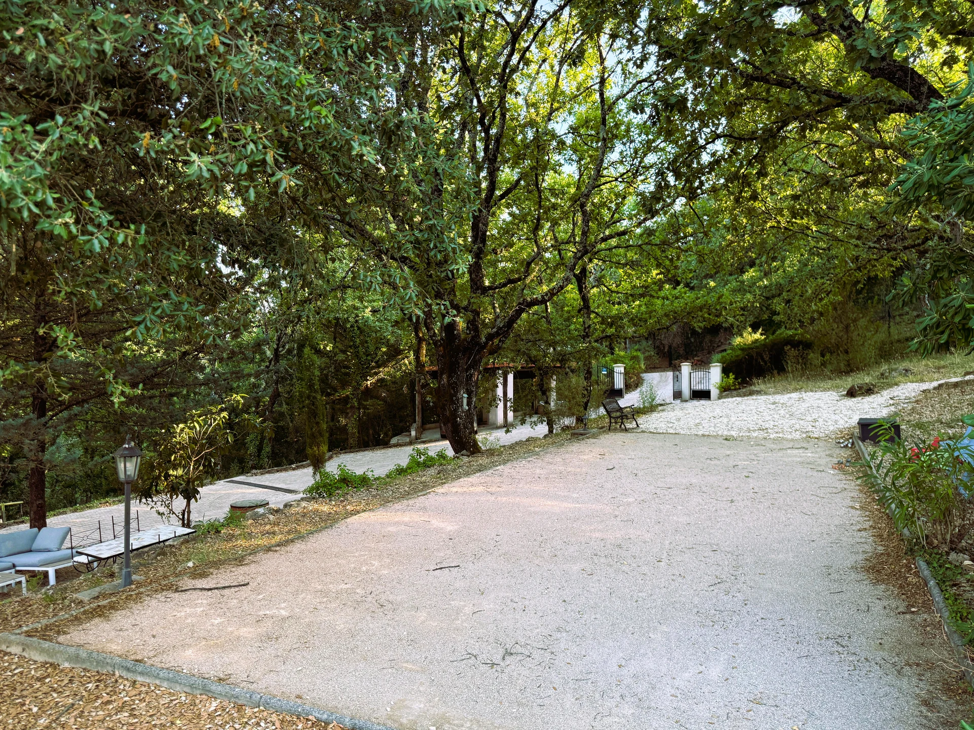 Entrée arborée et accès au Domaine de l'Issole