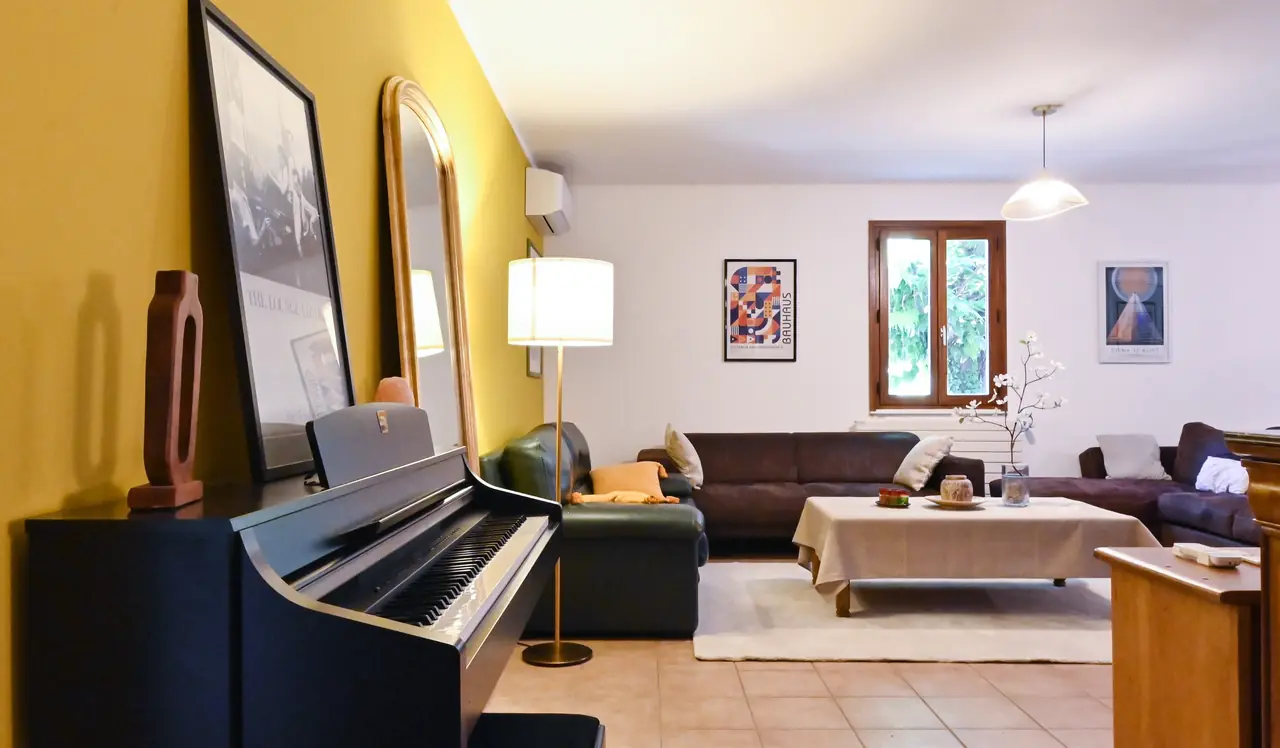 Le piano donnant sur le salon