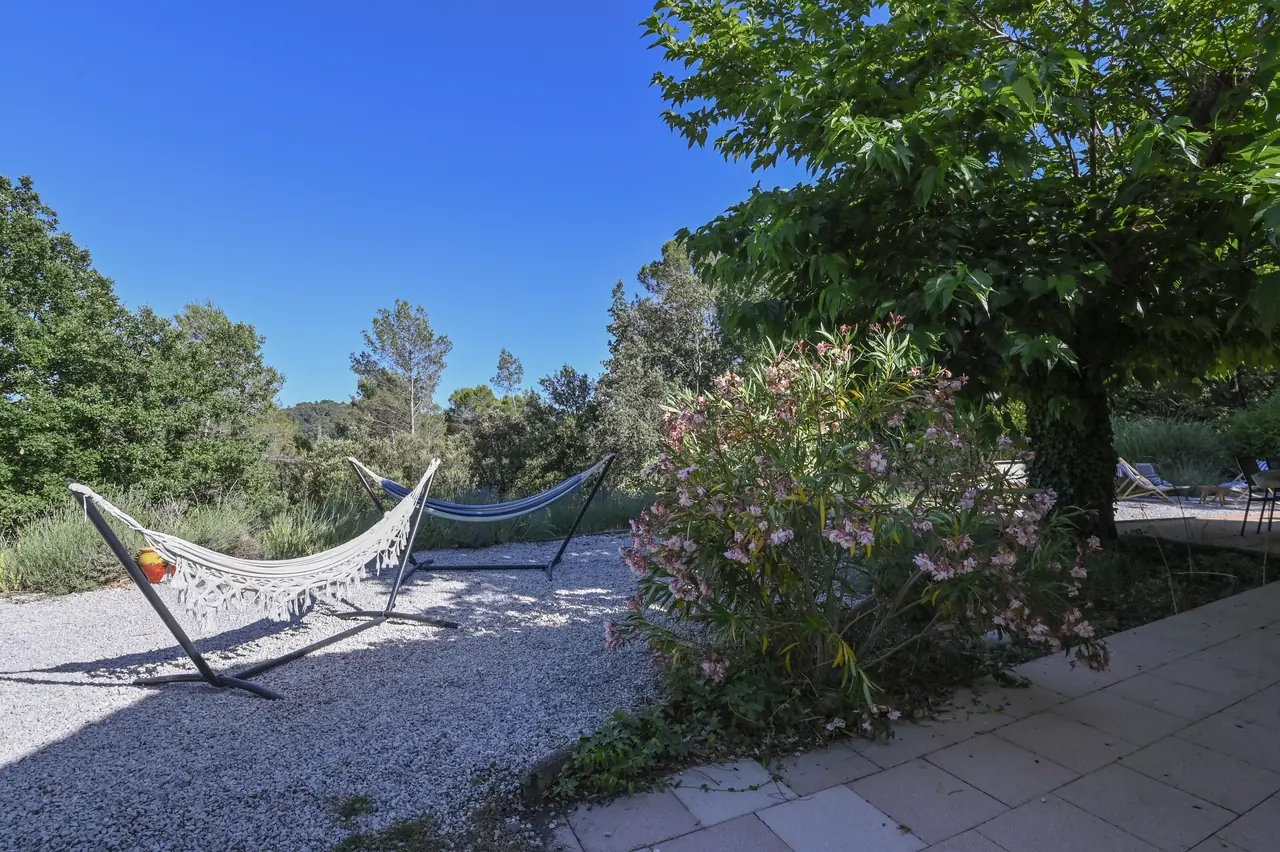 Hamac tendu sous les arbres du parc