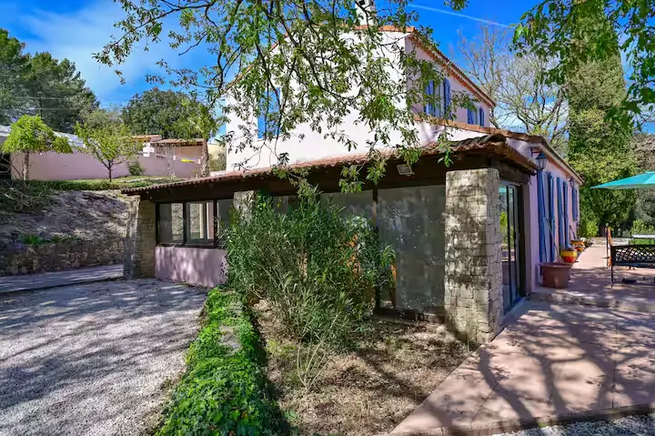 La maison et sa dépendance en pierre
