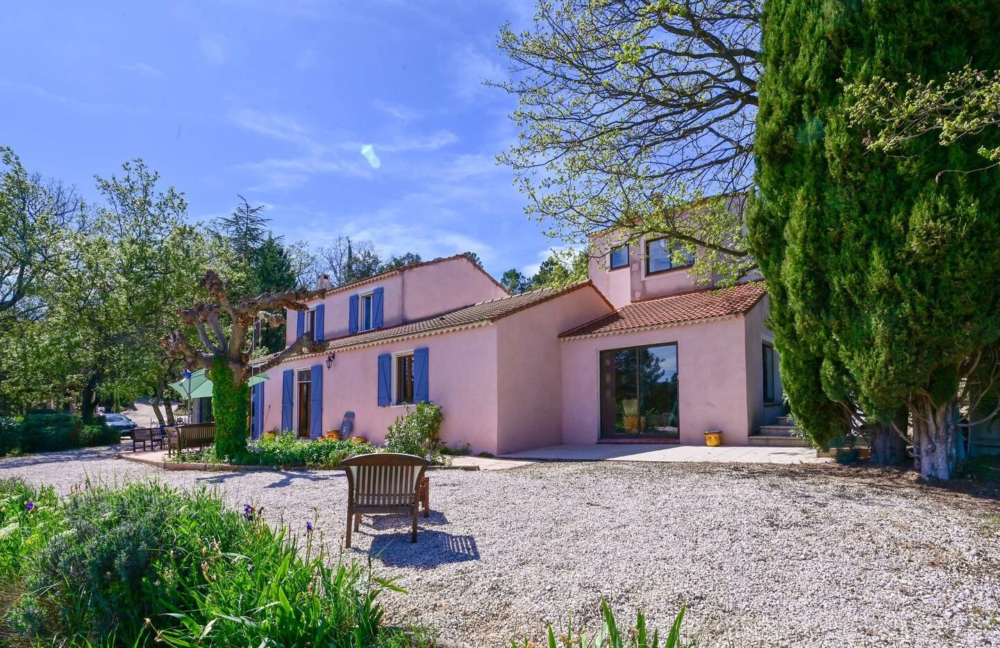 Façade de la grande maison provençale