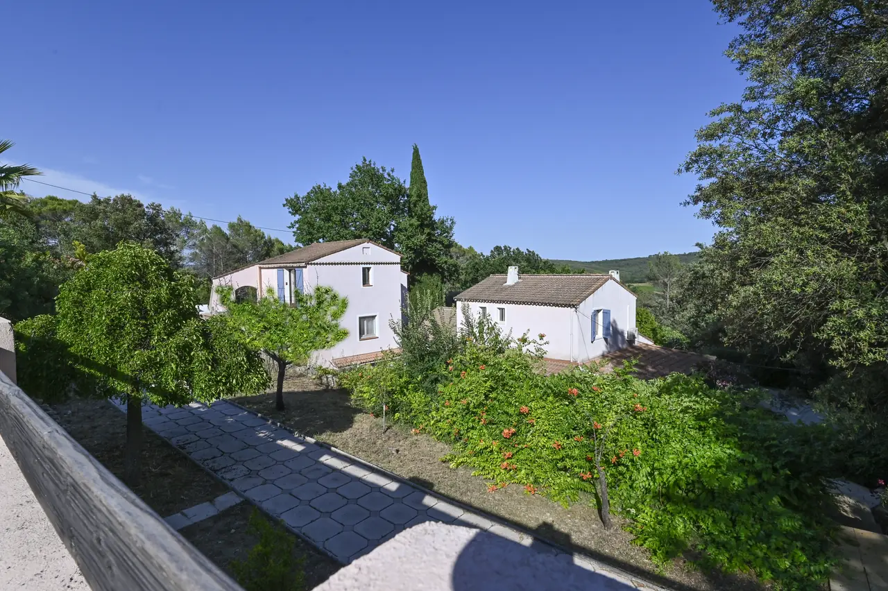 La maison vue des hauteurs