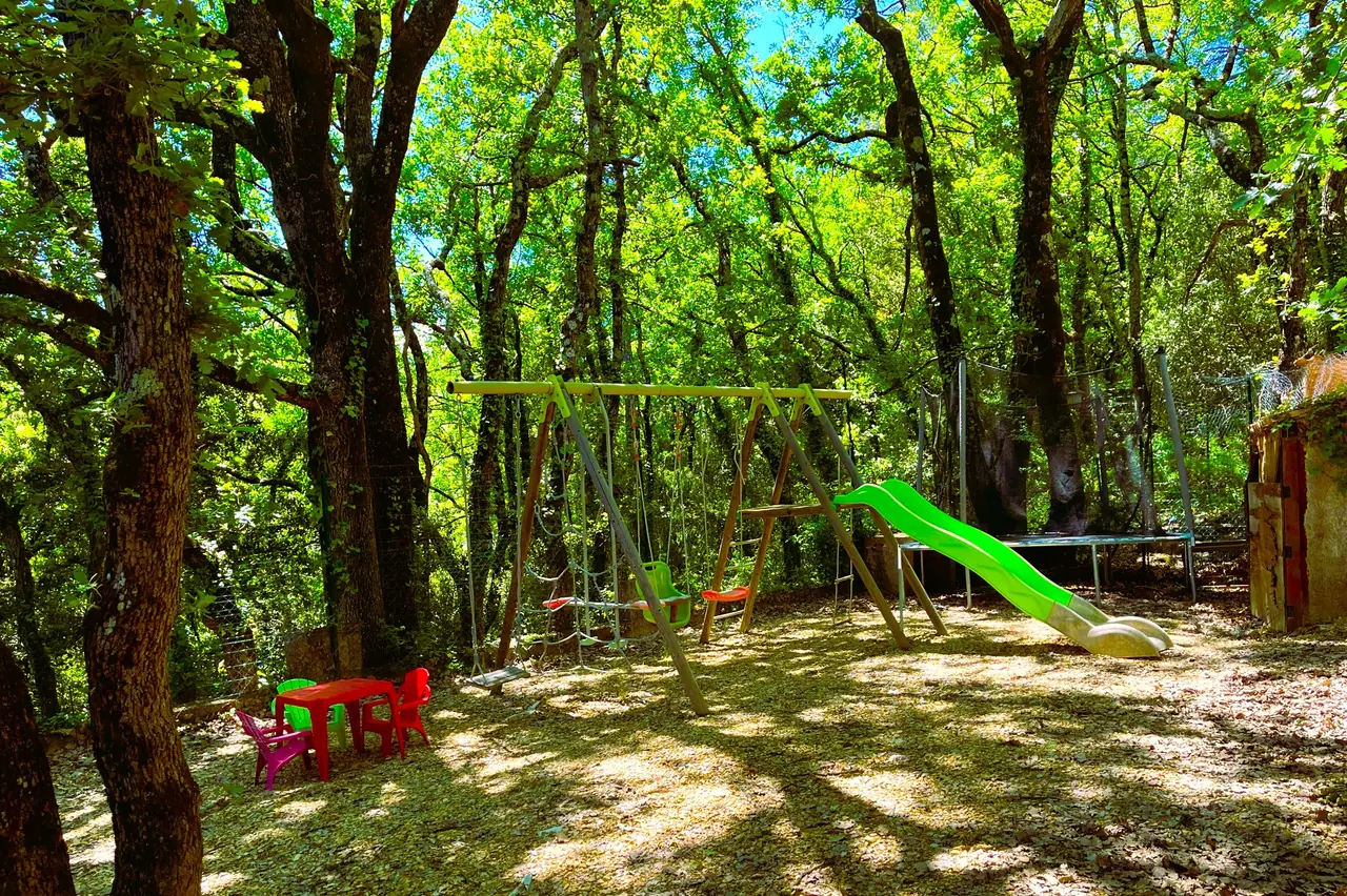 L'espace de jeux des enfants dans un coin arboré
