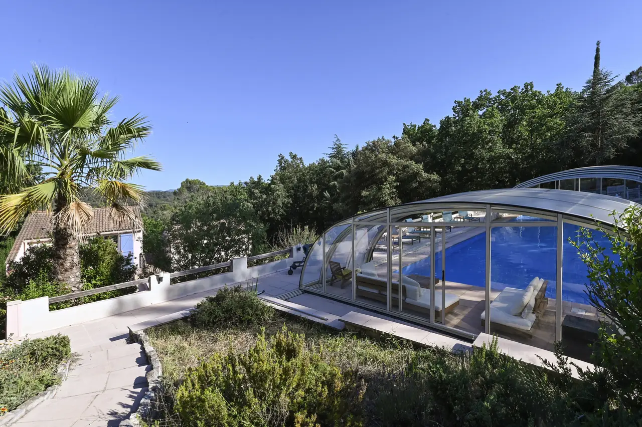 Le dôme de la piscine dans la végétation