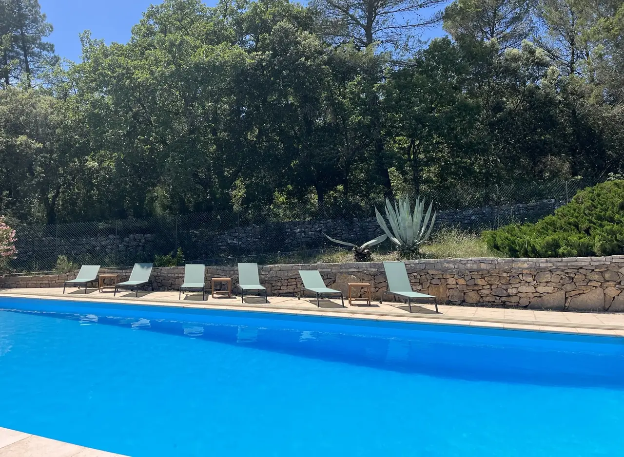 La piscine et ses murets de pierre sèche