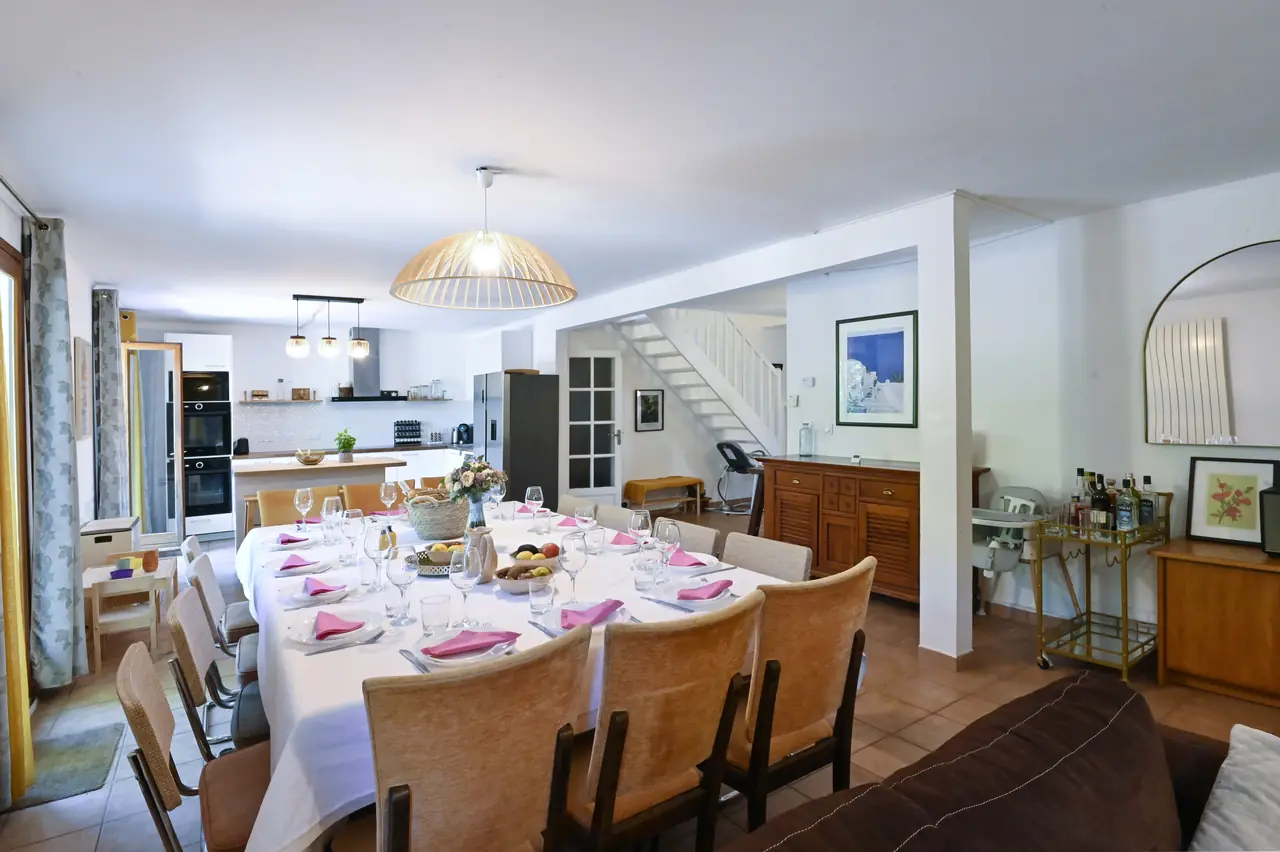 La salle à manger et sa table dressée