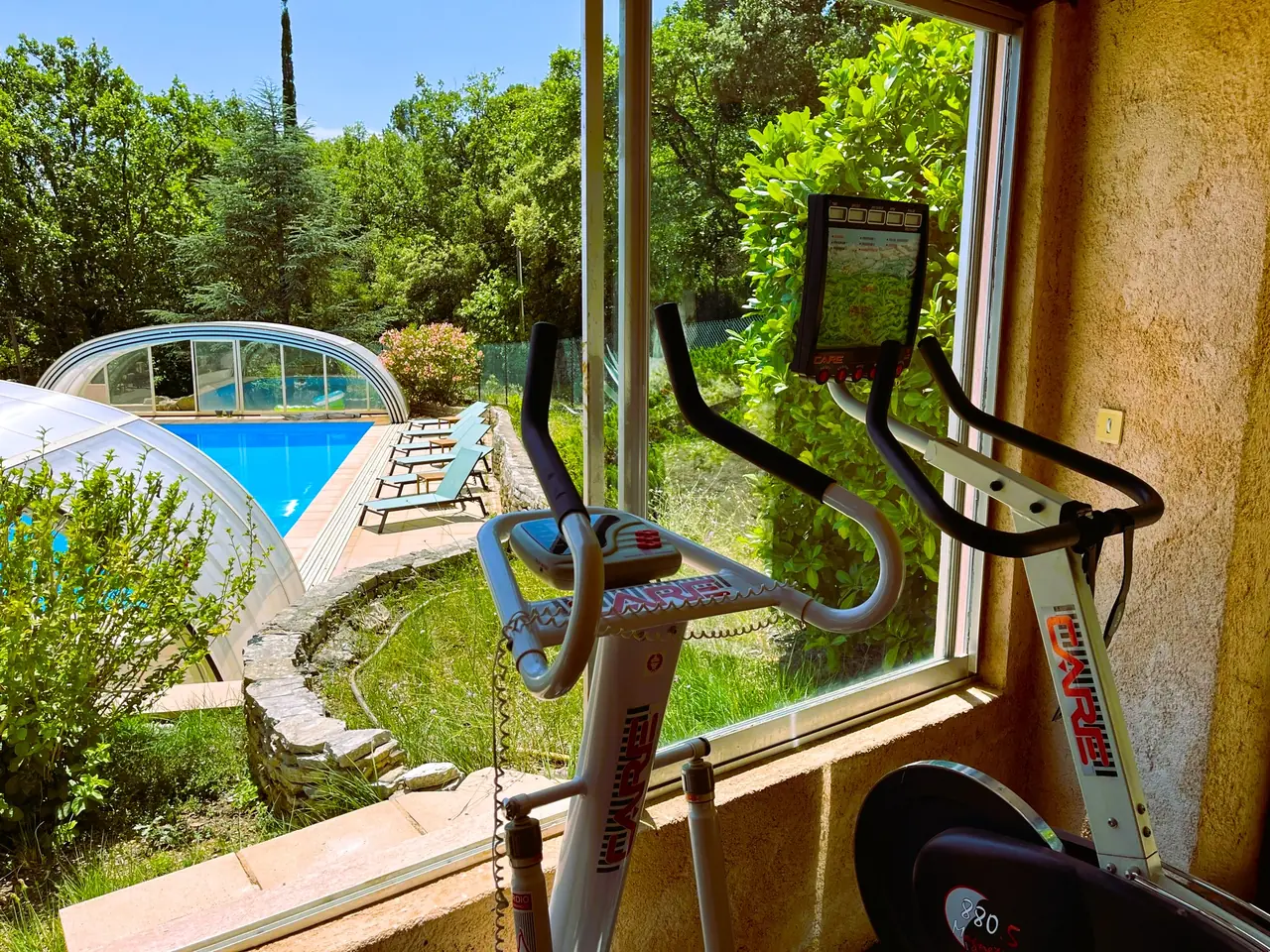 La salle de sport, vue sur la piscine
