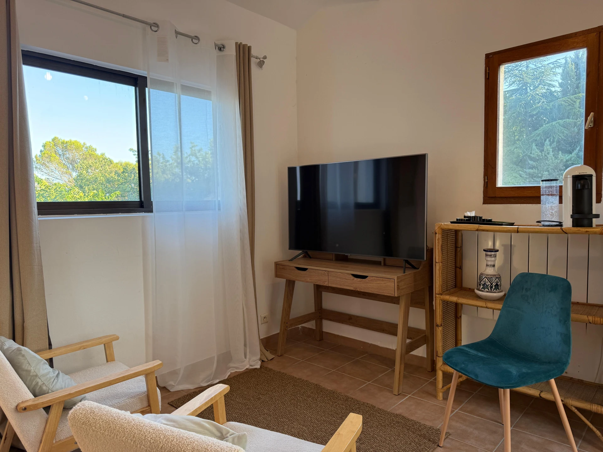 Salon privatif avec télévision et bureau de la Suite Bleue au Domaine de l'Issole