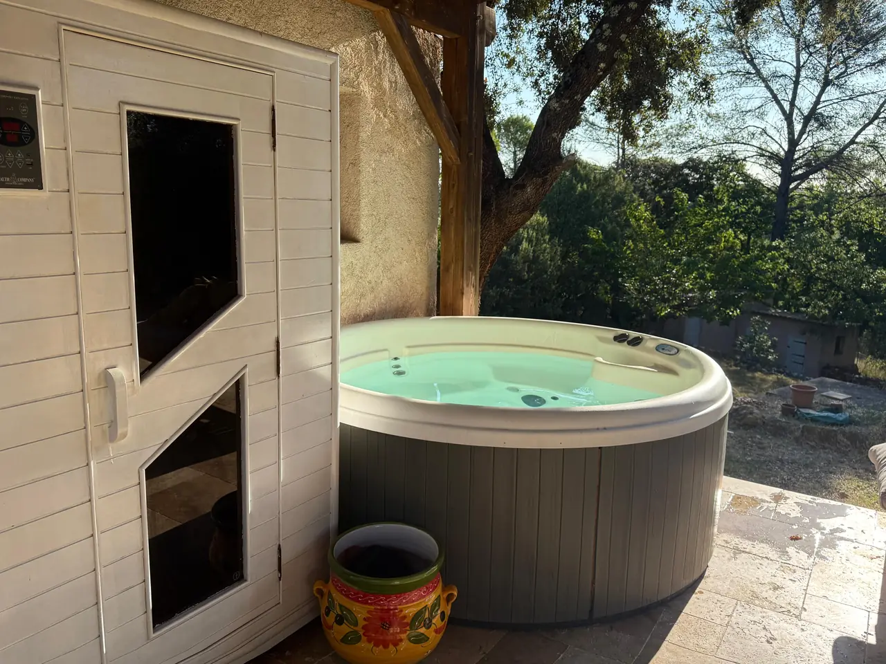 Le sauna et le spa, à l’écart de la maison