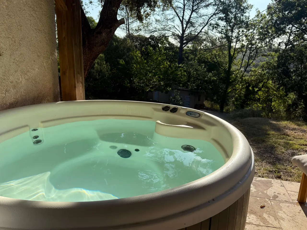 Le spa extérieur du Domaine, sous les arbres