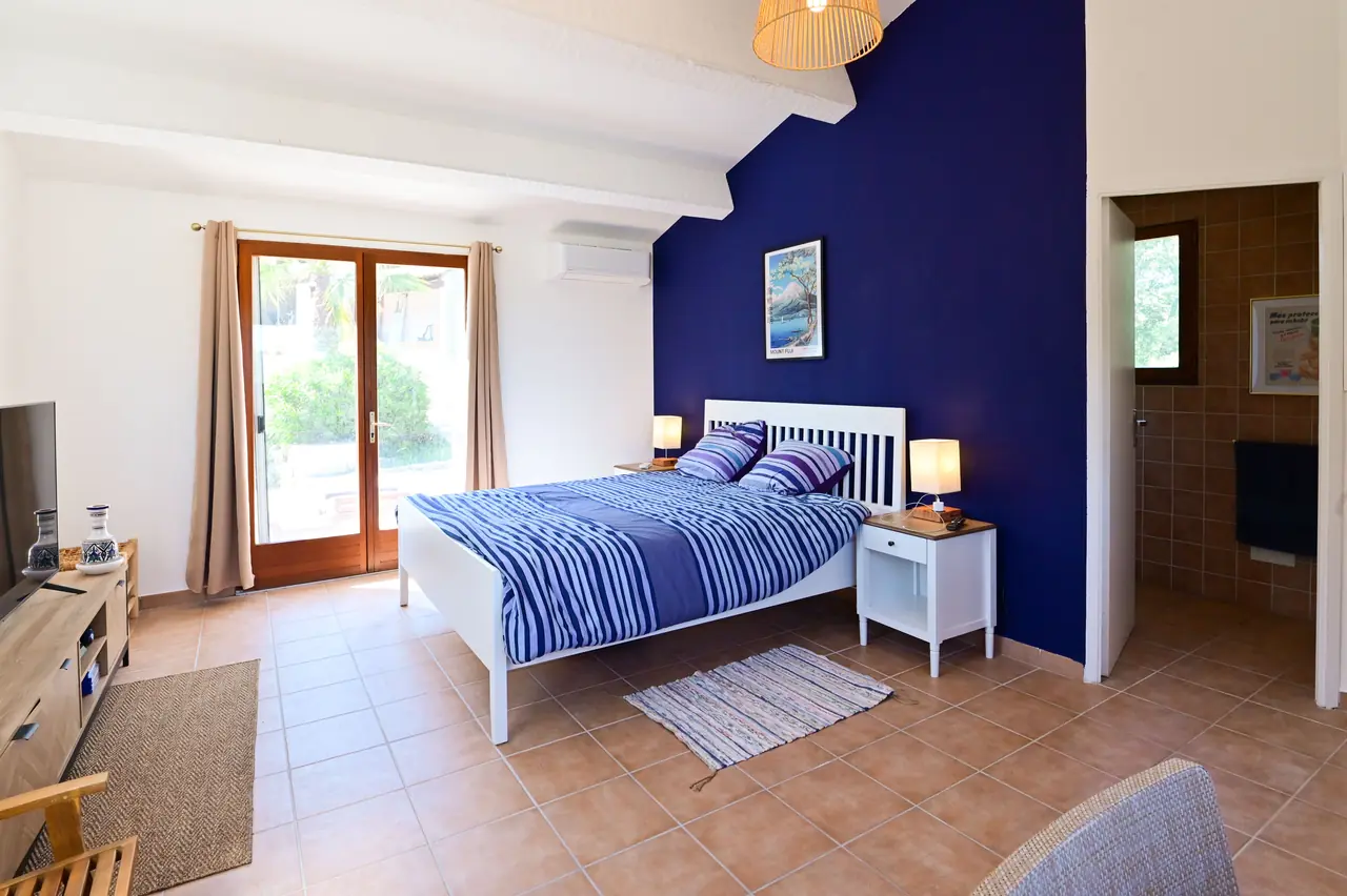 La Suite Bleue, chambre parentale avec terrasse privative