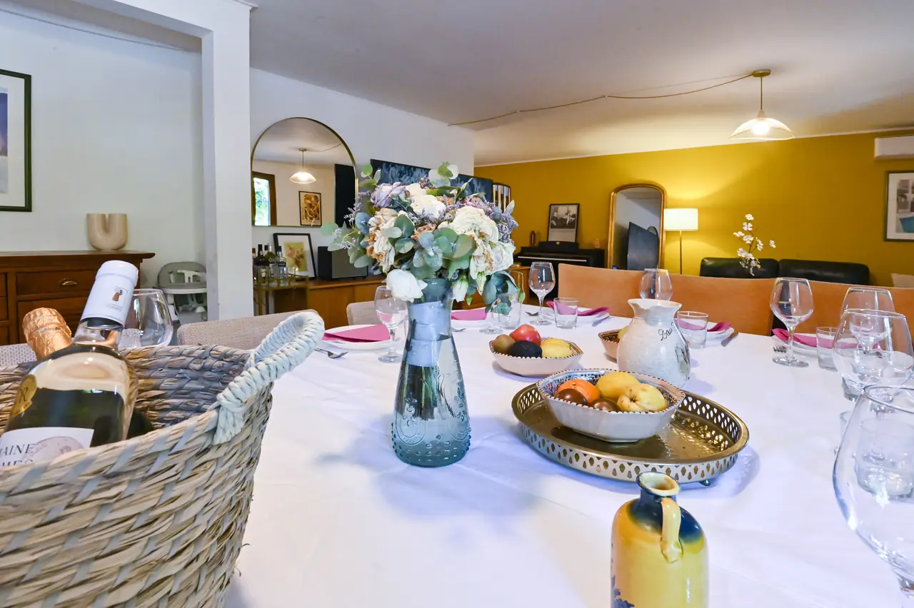 Grande table dressée pour une réception privée au Domaine