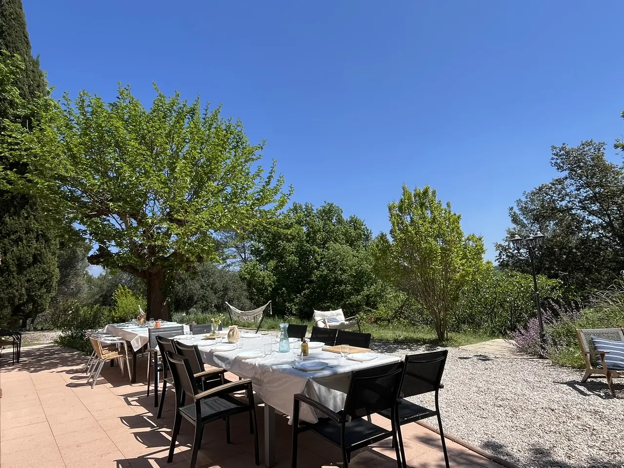 Déjeuner à l'ombre sur une terrasse du Domaine