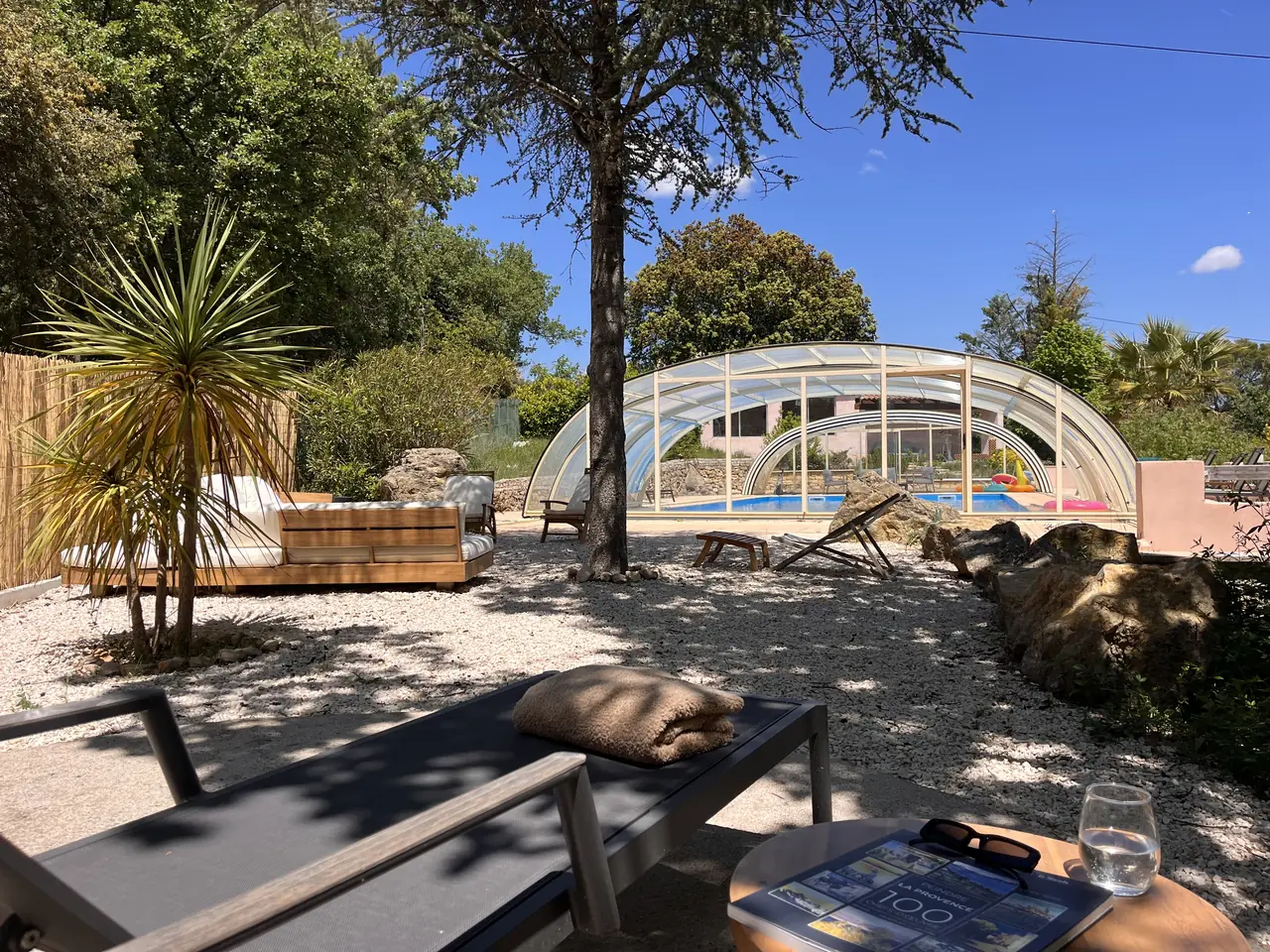 Séjour en groupe au bord de la piscine du Domaine