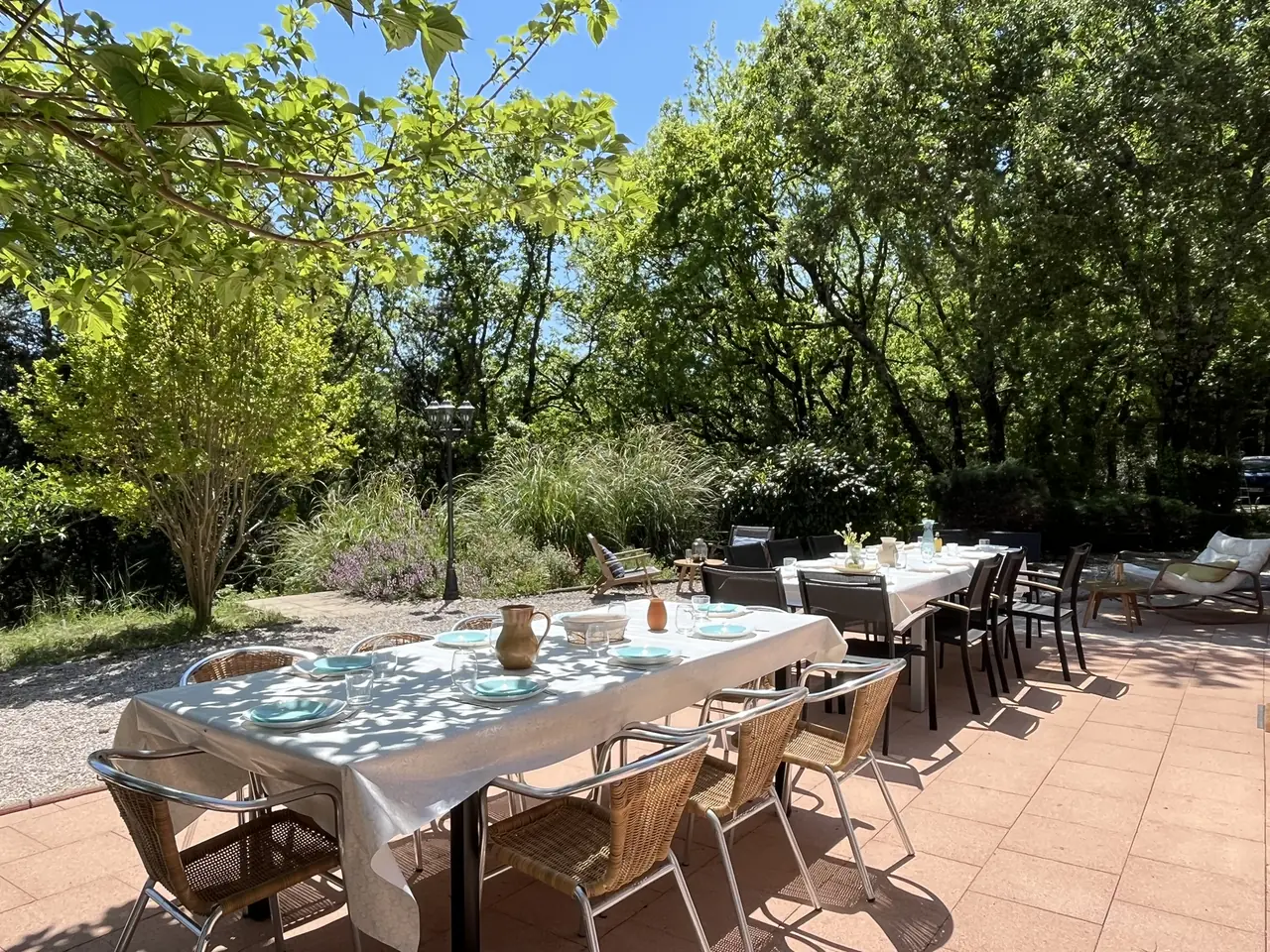 La grande tablée dressée à l’ombre sur la terrasse principale