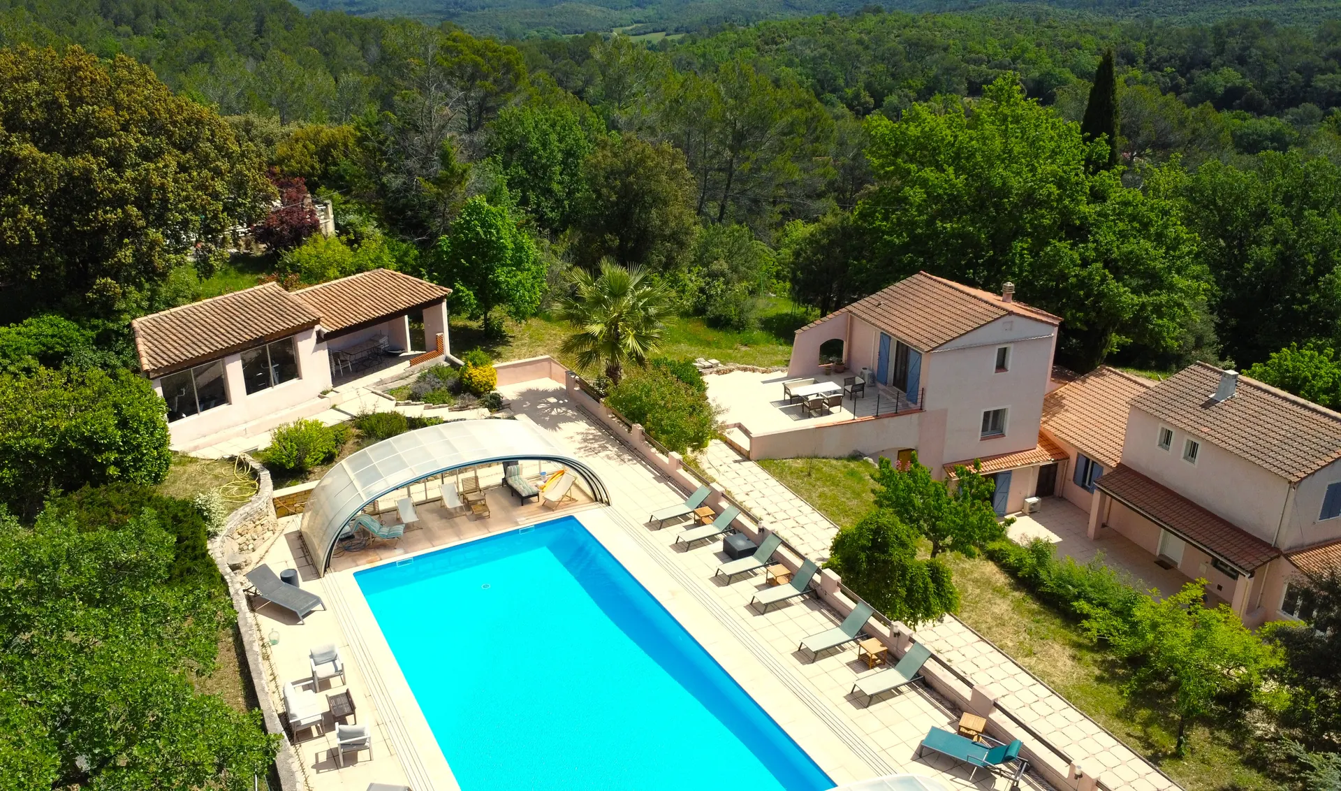 La maison et la piscine vues du ciel